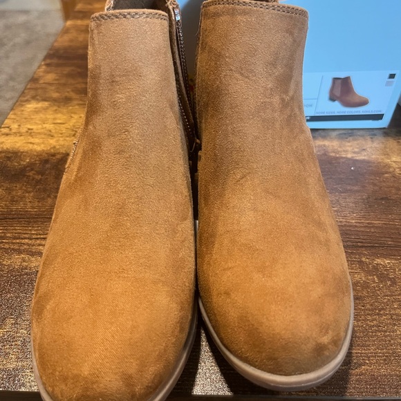 Girls size 13, tan boots - Picture 2 of 3